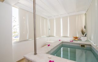 CHR_6461 Antinea Hotel - Maisonette with Jacuzzi - Indoor Jacuzzi decorated with flowers